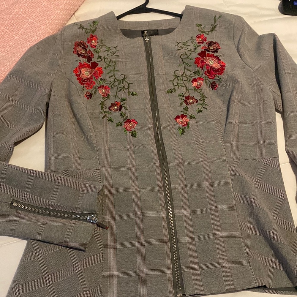 Blazer gray plaited con un print cuadritos y flores bordadas enfrente size L